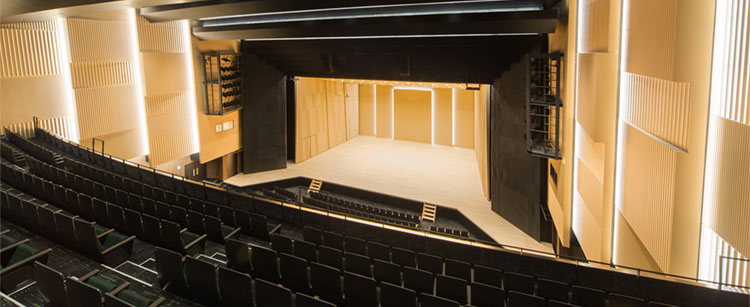 写真：日本青年館ホール