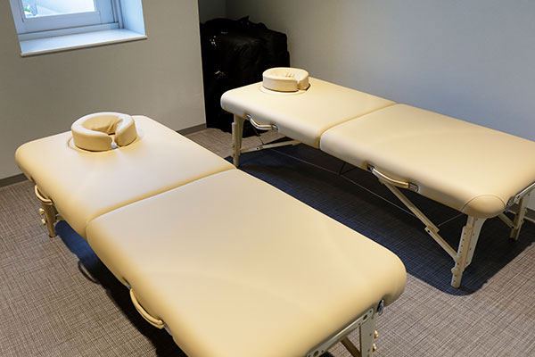 写真:マッサージベッド