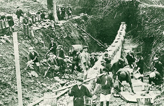 写真:青年団の造営奉仕