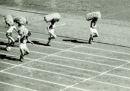写真:俵かつぎ競争